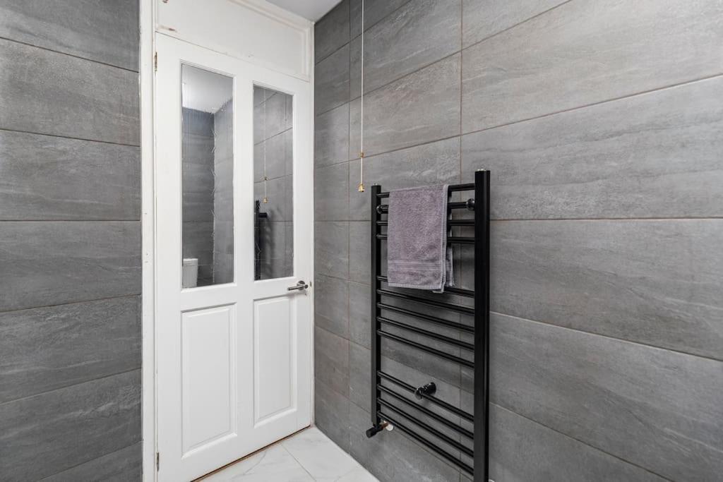 Luxurious Detached Bungalow Батли Екстериор снимка